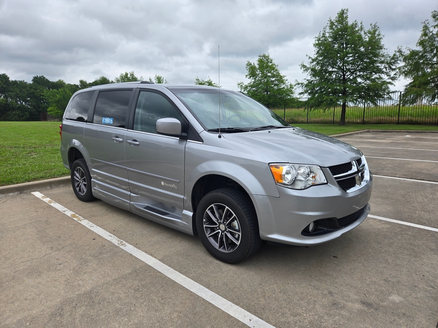 Used 2017 Dodge Grand Caravan SXT - BraunAbility Side Entry Entry In Floor Automatic Ramp