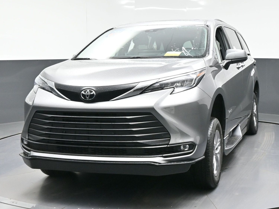 New 2026 Toyota Sienna Hybrid XLE Base - BraunAbility Side Entry Entry Fold Out Automatic Ramp