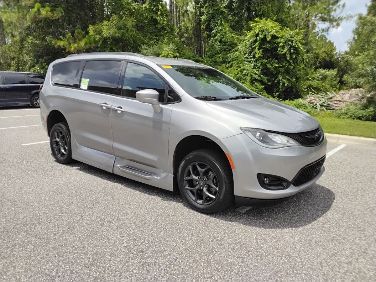 Silver Chrysler Pacifica image number 15