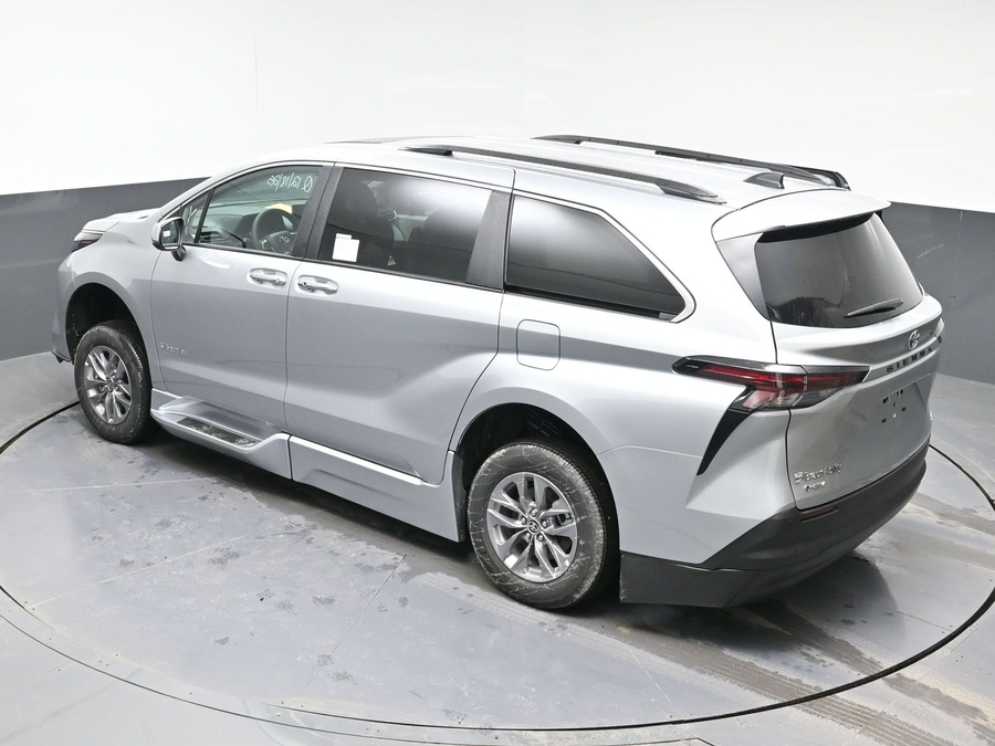 New 2025 Toyota Sienna Hybrid XLE PLUS - BraunAbility Side Entry Entry Fold Out Automatic Ramp