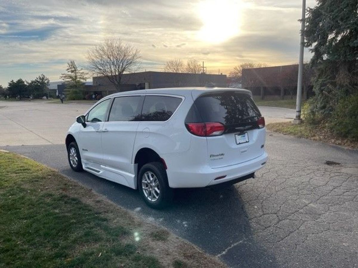 White Chrysler Voyager image number 5