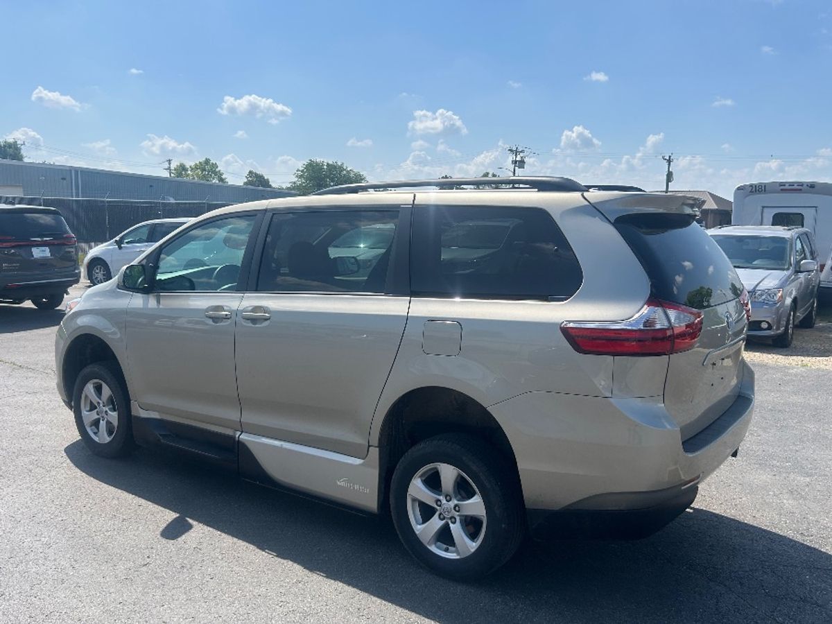 2017 TOYOTA SIENNA - Image 9