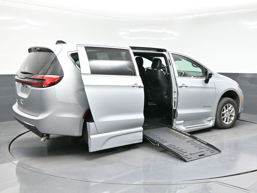 Silver Chrysler Pacifica image number 6
