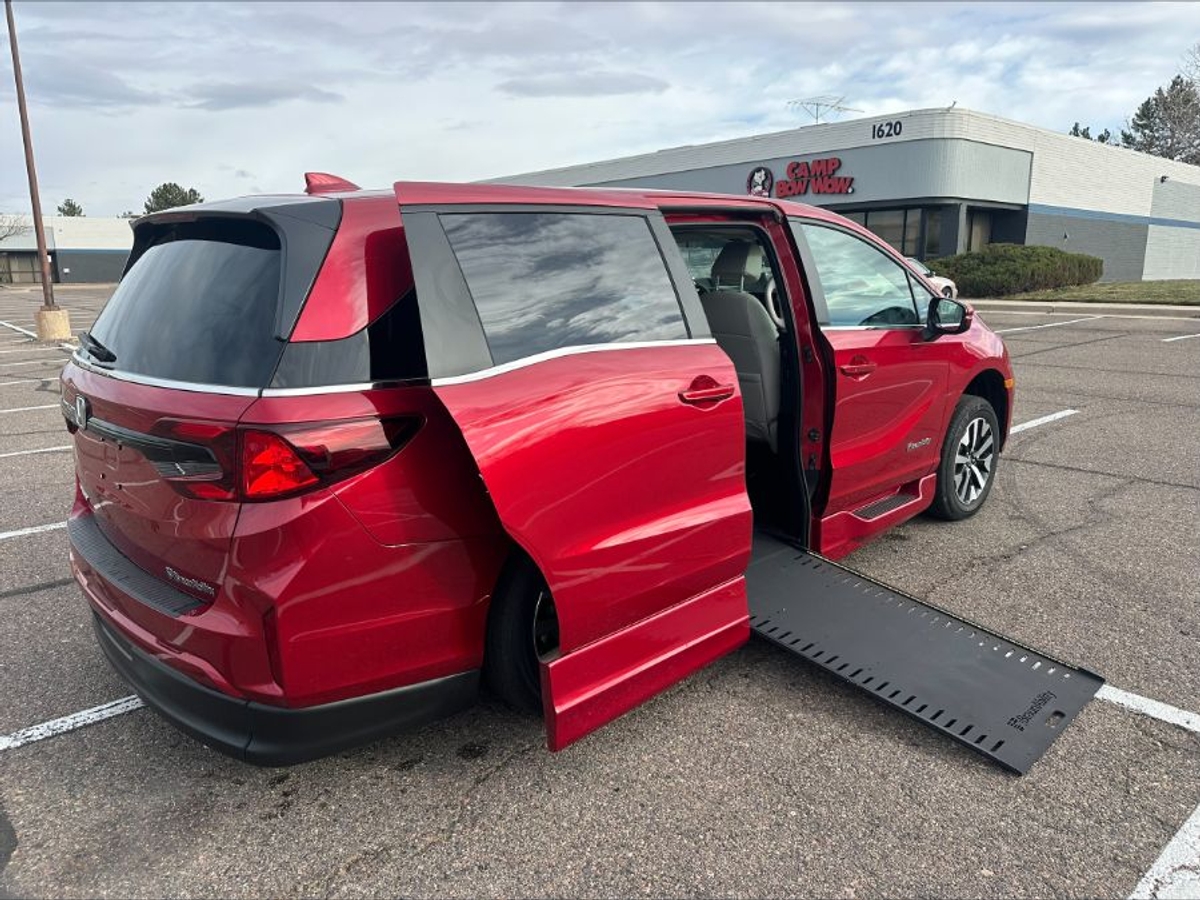 Red Honda Odyssey image number 2