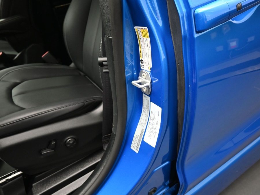 Blue Chrysler Pacifica image number 14