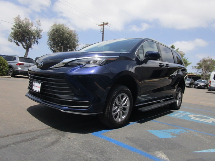New 2026 Toyota Sienna Hybrid FWD LE - Vantage Mobility Commercial Rear Entry Entry Fold Out Manual Ramp