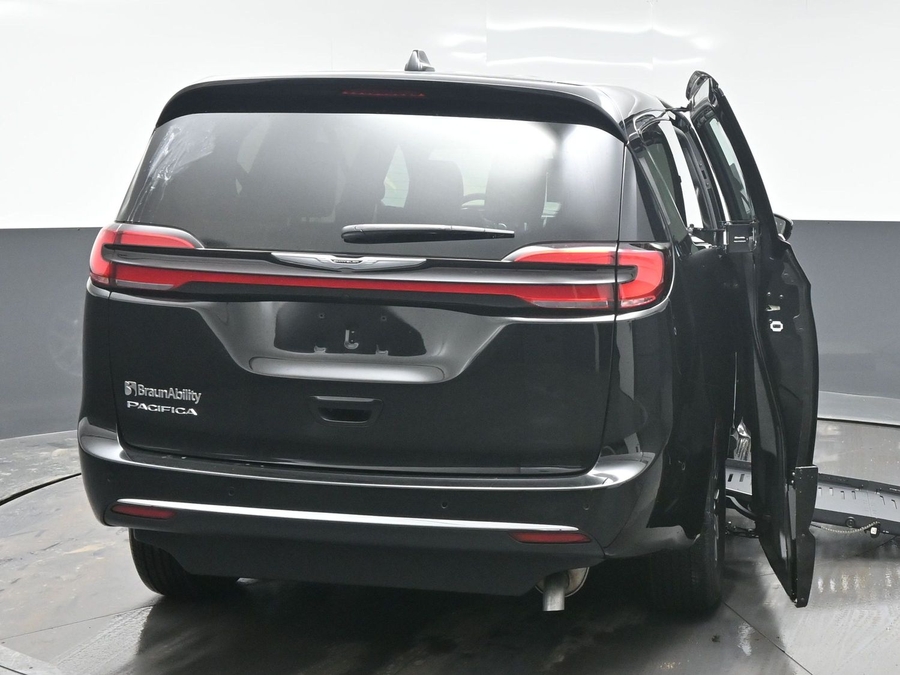 Black Chrysler Pacifica image number 5