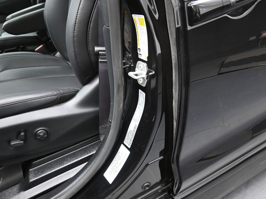 Black Chrysler Pacifica image number 16