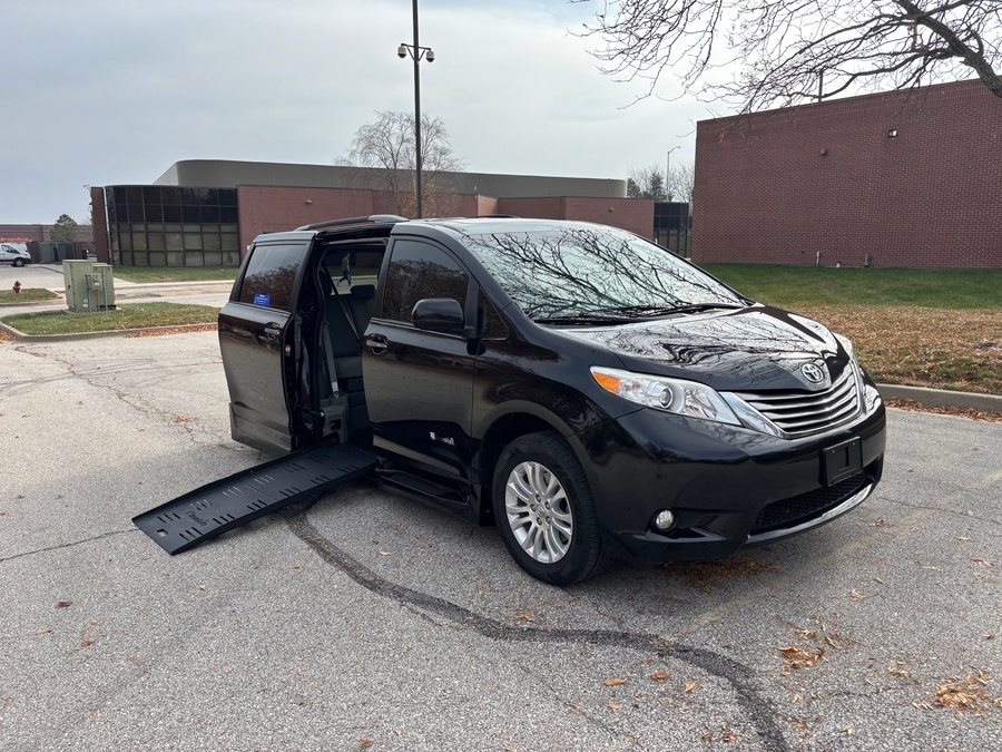 Used 2017 Toyota Sienna XLE Base - BraunAbility Side Entry Entry Fold Out Automatic Ramp