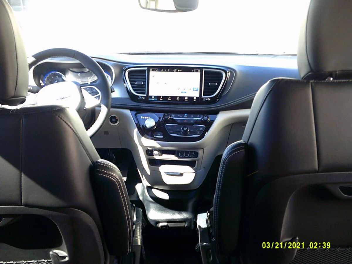 Black Chrysler Pacifica image number 8