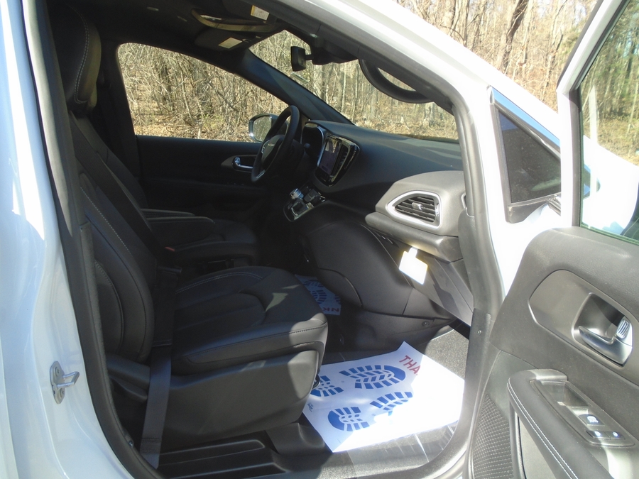 White Chrysler Voyager image number 3