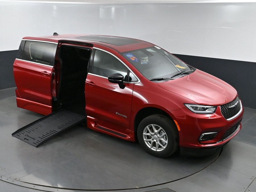 New 2025 Chrysler Pacifica Select Plus - BraunAbility Side Entry Entry Fold Out Automatic Ramp