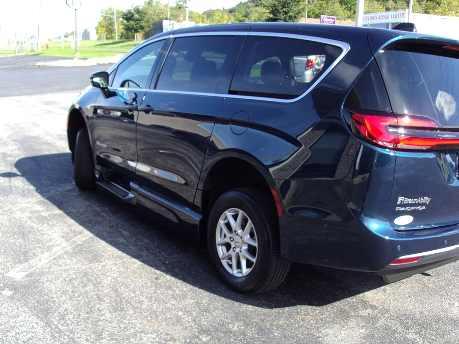 Used 2025 Chrysler Pacifica Select - BraunAbility Side Entry In Floor Automatic Ramp