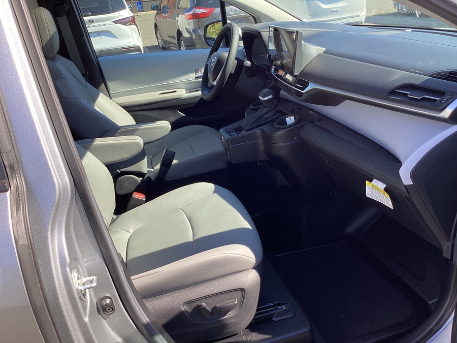 Silver Toyota Sienna image number 5