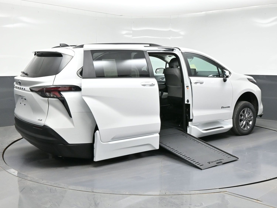 New 2026 Toyota Sienna Hybrid XLE Base - BraunAbility Side Entry Entry In Floor Automatic Ramp
