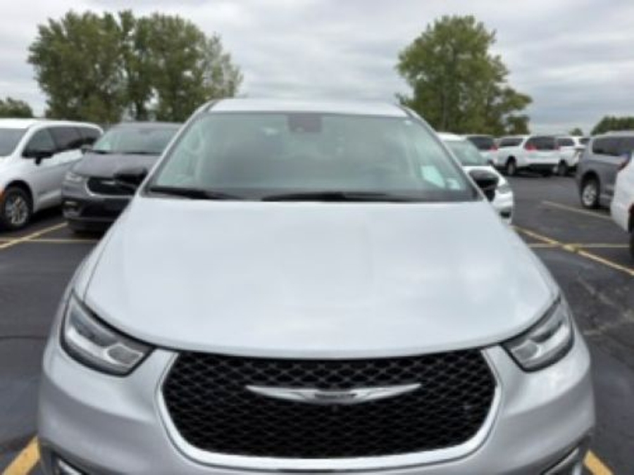 Used 2024 Chrysler Pacifica Touring L - BraunAbility Side Entry Fold Out Automatic Ramp
