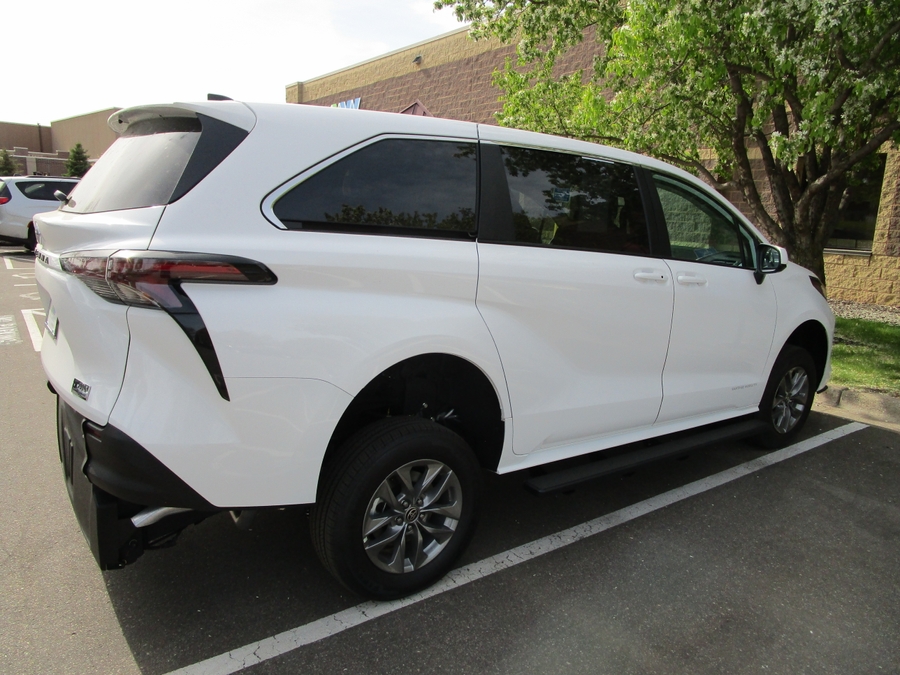 White Toyota Sienna image number 3