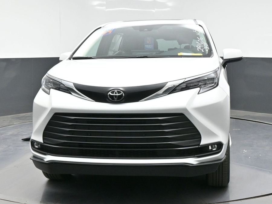 New 2026 Toyota Sienna Hybrid XLE Base - BraunAbility Side Entry In Floor Automatic Ramp