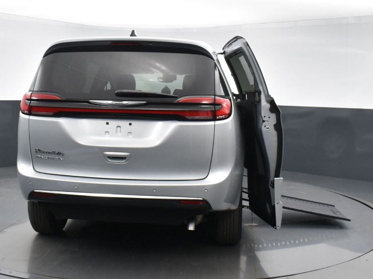 Silver Chrysler Pacifica image number 22