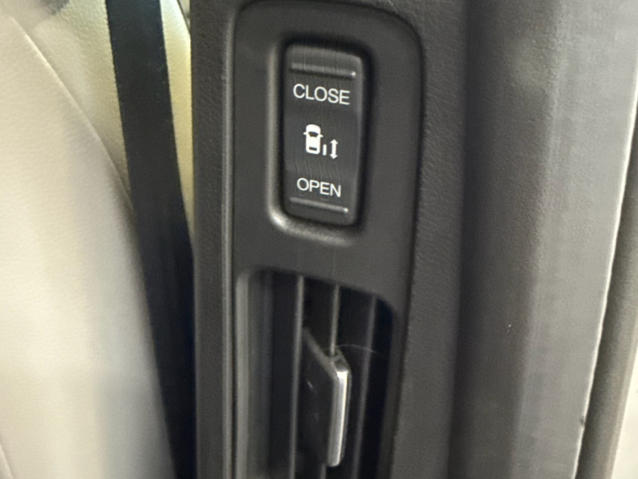Silver Honda Odyssey image number 15