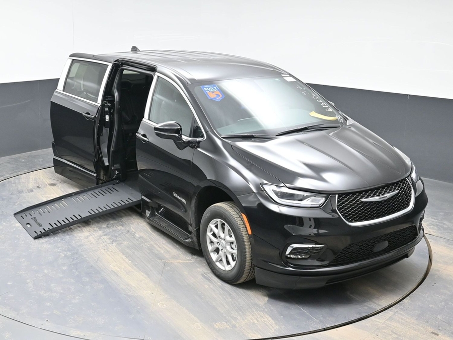 Black Chrysler Pacifica image number 19