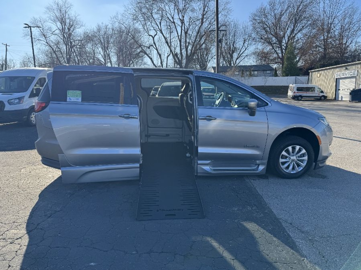 2018 Chrysler Pacifica Touring Plus's photo