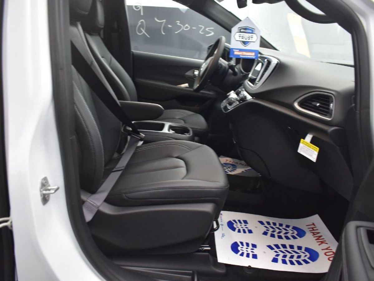 2025 CHRYSLER VOYAGER - Image 12