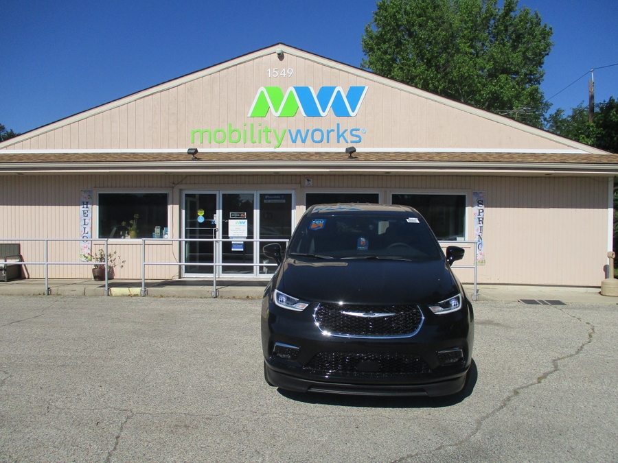 2026 Chrysler Pacifica Select's photo