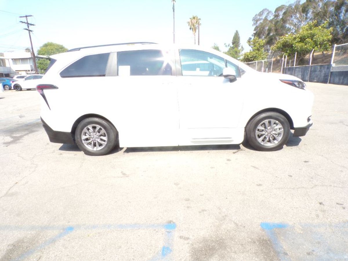 White Toyota Sienna image number 1