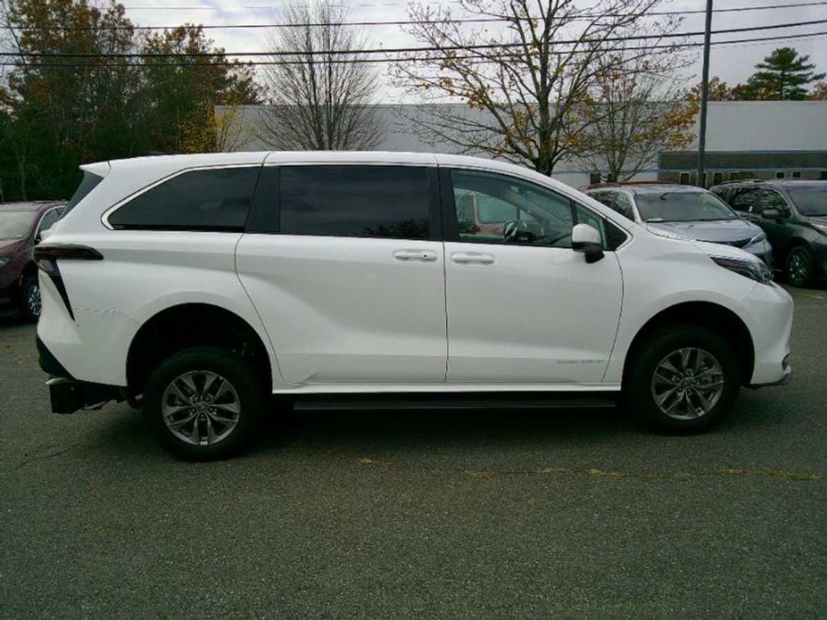 White Toyota Sienna image number 10