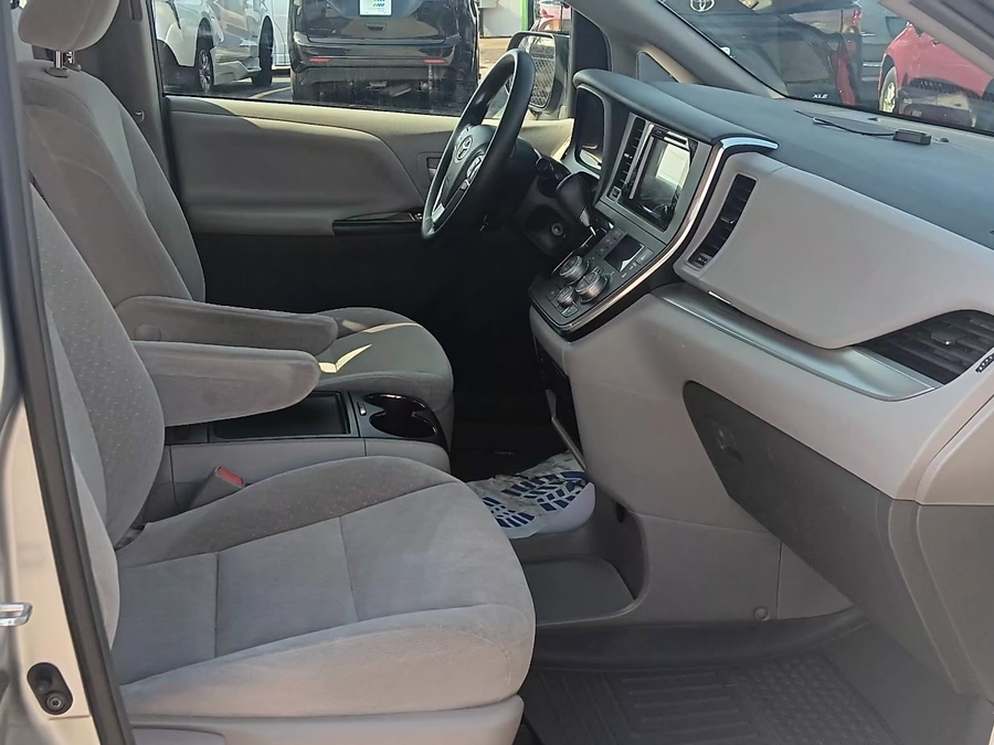 Silver Toyota Sienna image number 7
