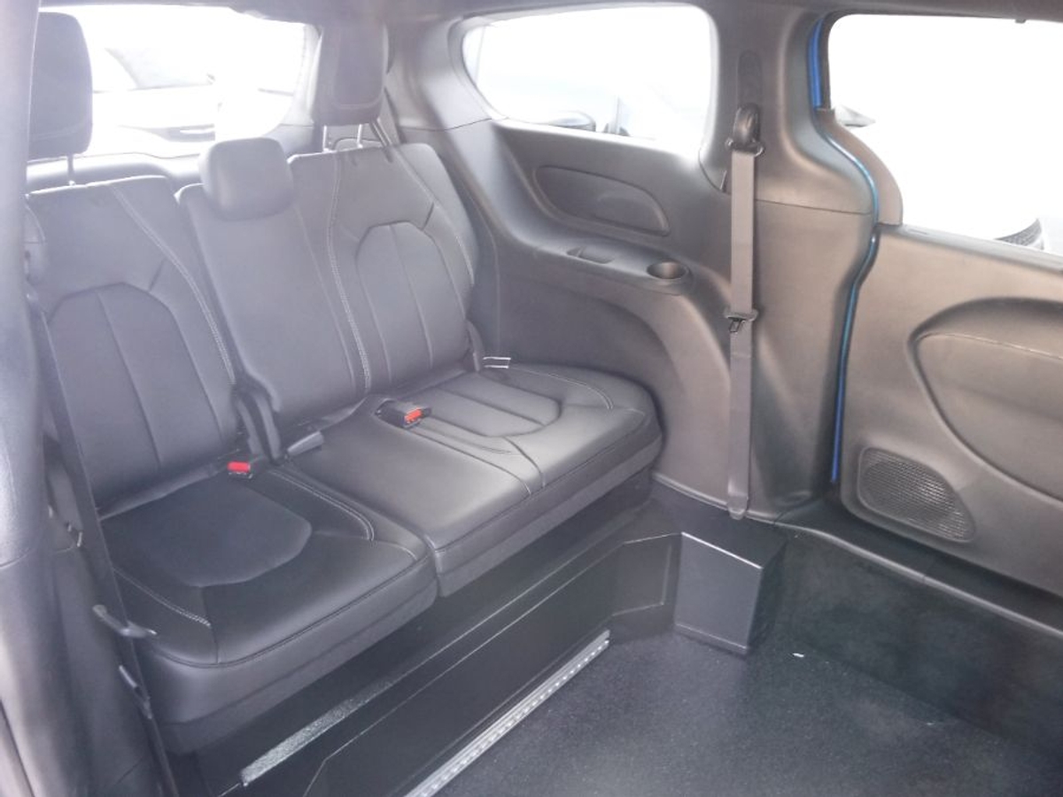 Blue Chrysler Pacifica image number 17