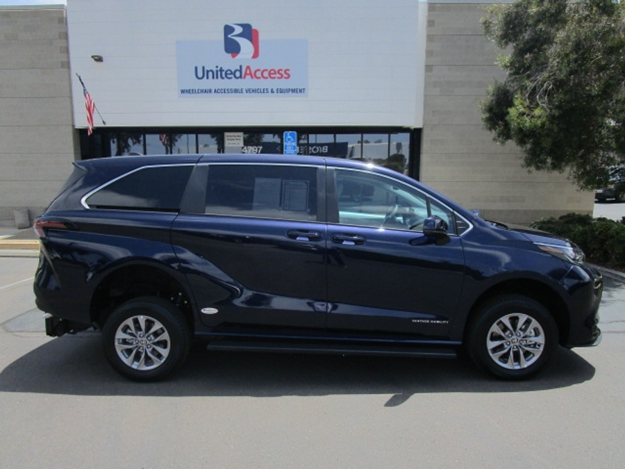 New 2026 Toyota Sienna Hybrid FWD LE - Vantage Mobility Commercial Rear Entry Entry Fold Out Manual Ramp