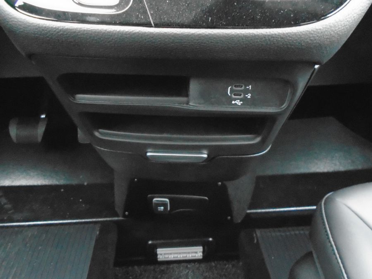 White Chrysler Pacifica image number 9