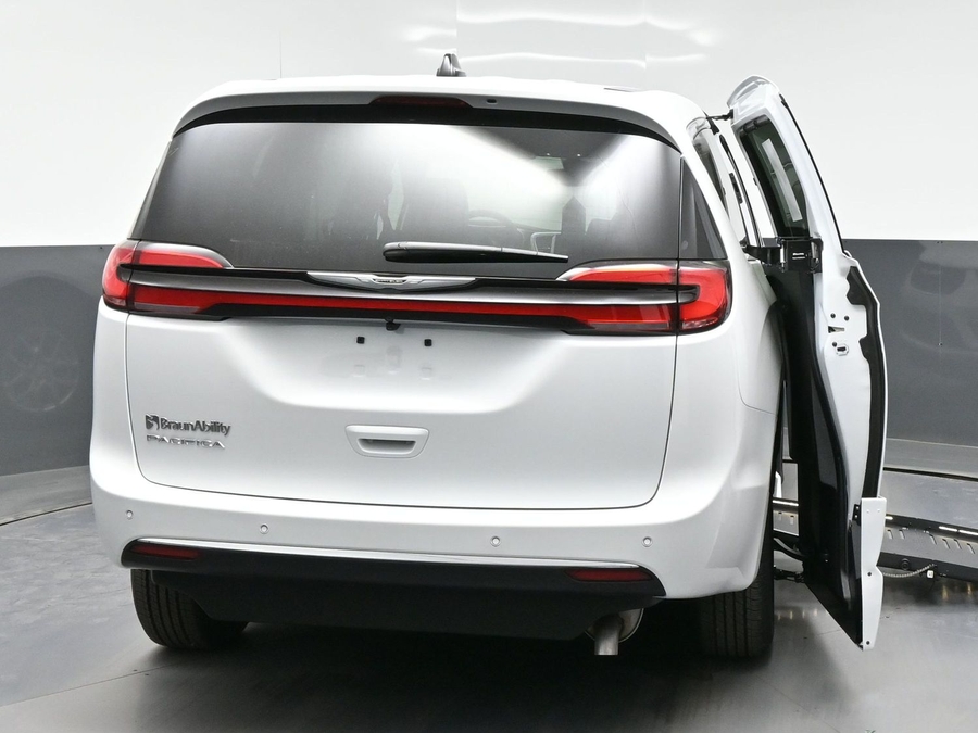 New 2026 Chrysler Pacifica Select Safety - BraunAbility Side Entry Entry Fold Out Automatic Ramp