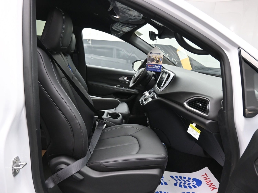 White Chrysler Voyager image number 11