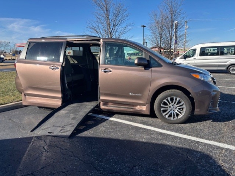 Used 2018 Toyota Sienna XLE Base - BraunAbility Side Entry Entry Fold Out Automatic Ramp