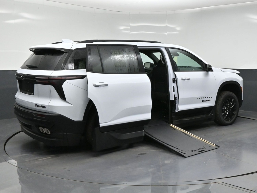 New 2026 Chevrolet Traverse 1LT Midnight - BraunAbility Side Entry In Floor Automatic Ramp
