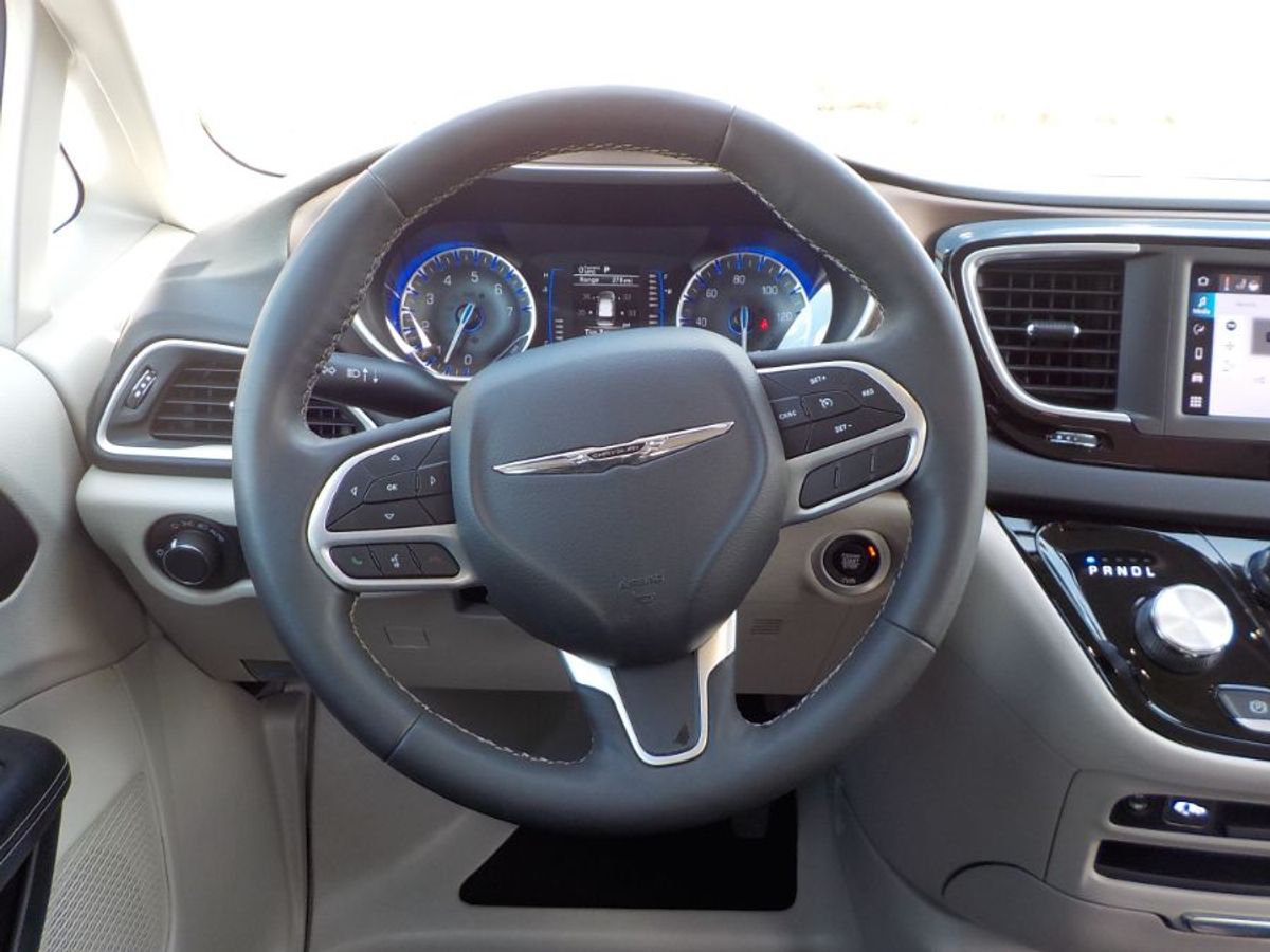 Grey Chrysler Voyager image number 9