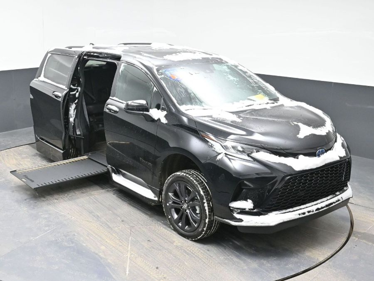 Black Toyota Sienna image number 22