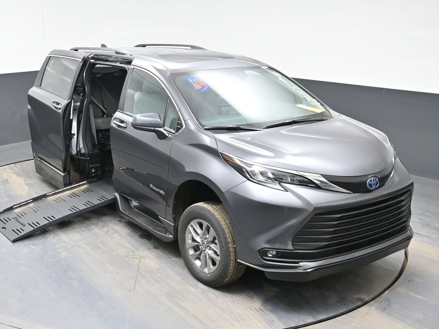 New 2025 Toyota Sienna Hybrid XLE Plus - BraunAbility Side Entry Entry Fold Out Automatic Ramp