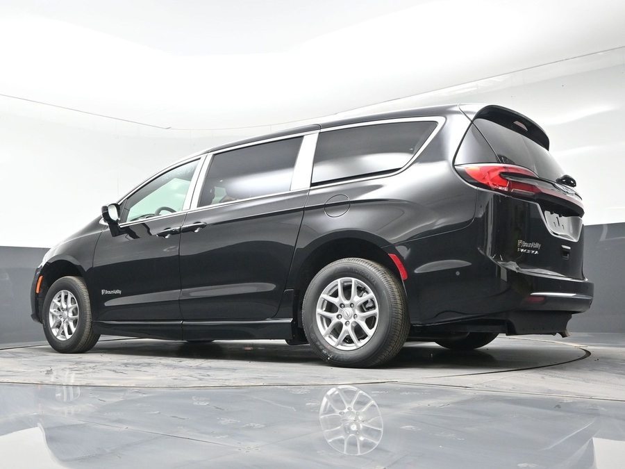 Black Chrysler Pacifica image number 20