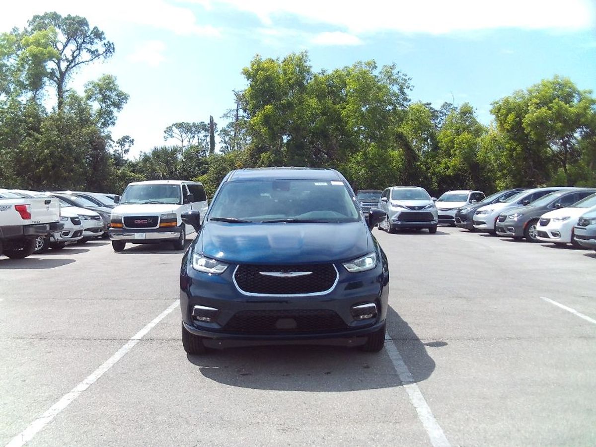 Blue Chrysler Pacifica image number 1