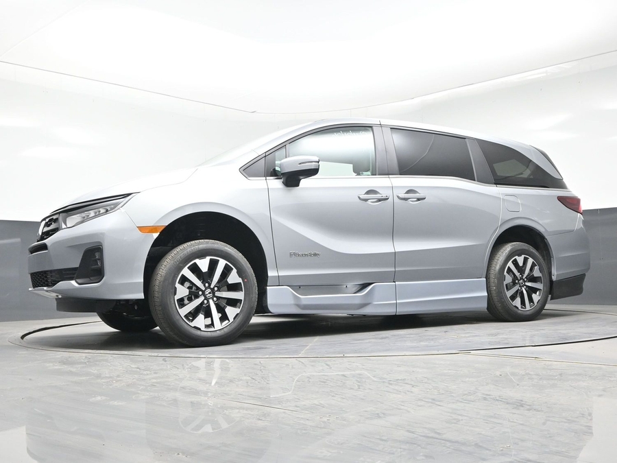 Silver Honda Odyssey image number 16