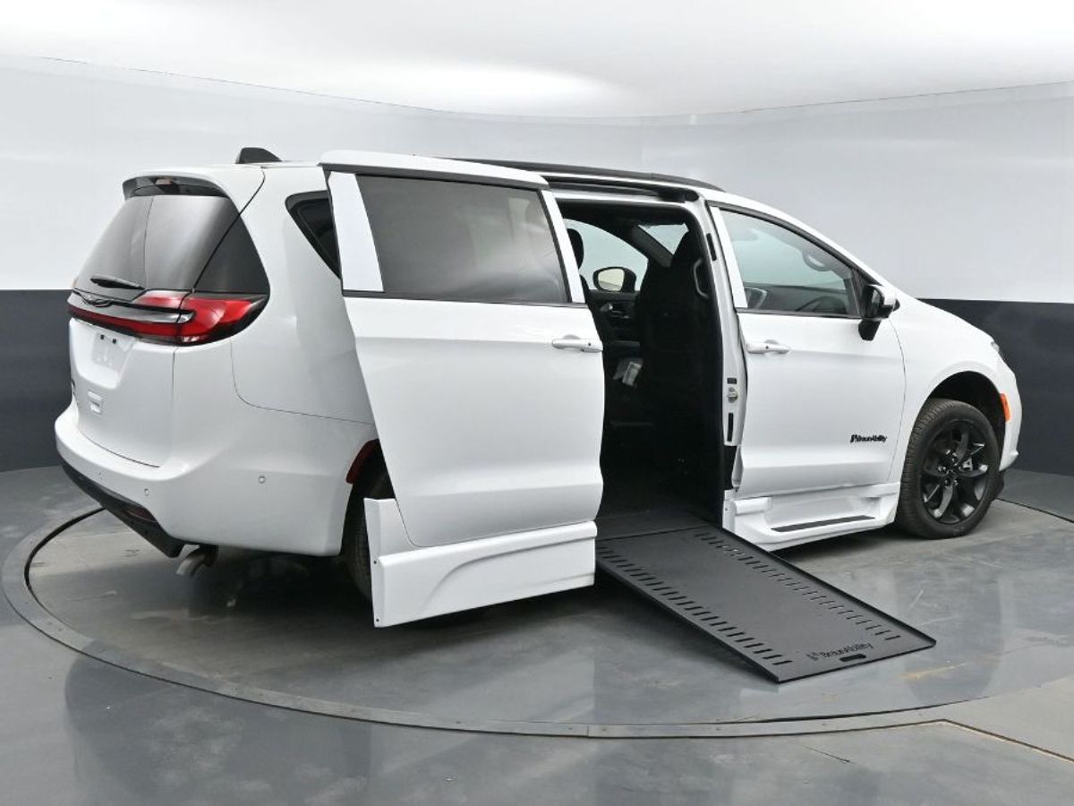 White Chrysler Pacifica image number 24