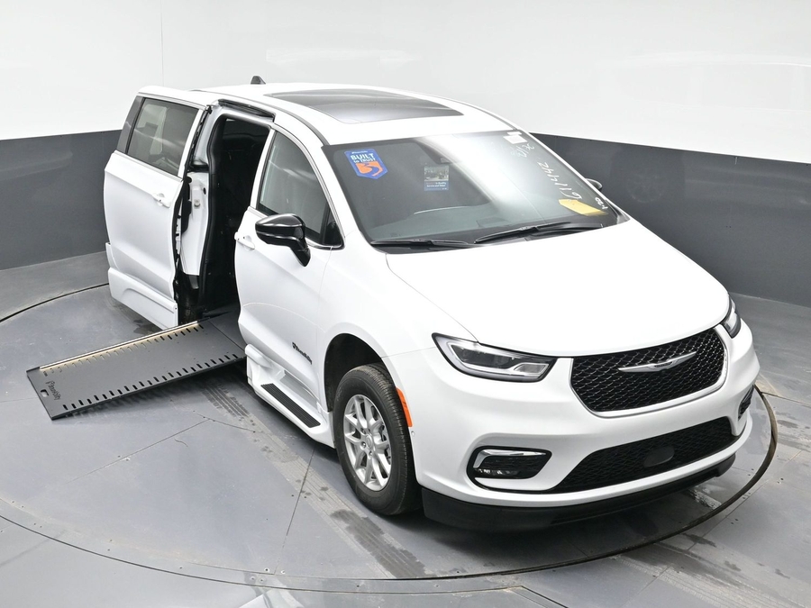 New 2025 Chrysler Pacifica Select Plus - BraunAbility Side Entry Entry In Floor Automatic Ramp