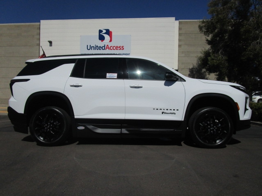 New 2026 Chevrolet Traverse 1LT Midnight - BraunAbility Side Entry In Floor Automatic Ramp