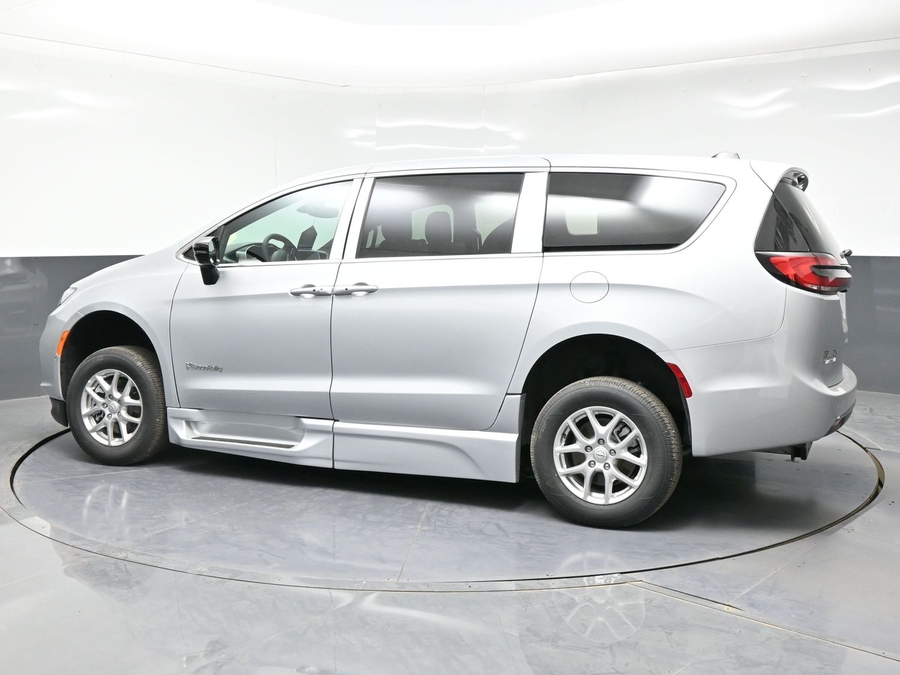 New 2026 Chrysler Pacifica Select Safety - BraunAbility Side Entry Entry Fold Out Automatic Ramp