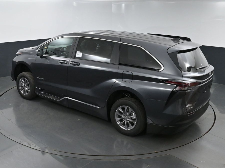 New 2025 Toyota Sienna Hybrid LE - BraunAbility Side Entry Entry Fold Out Automatic Ramp