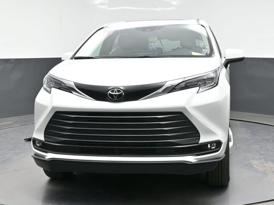 White Toyota Sienna image number 1